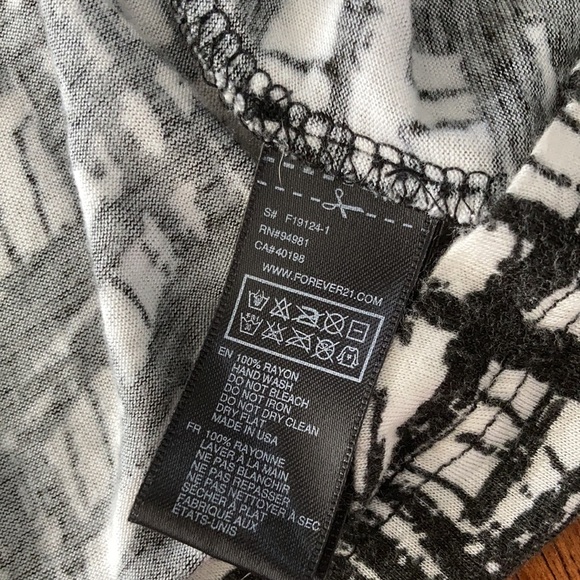 Forever 21 Black White Graphic Tank Top Small Abstract Blouse Stretchy Soft EUC - Picture 4 of 7